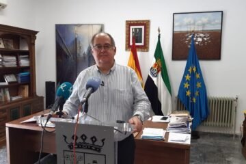 El Ayuntamiento de Zafra desconvoca el premio Dulce Chacón tras la polémica con la familia de la escritora