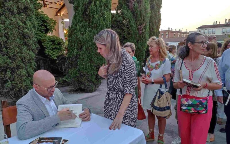 Federico Cabello de Alba Hernández desvela su primera novela tras cuatro décadas de servicio policial