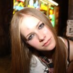 Avril Lavigne: la conspiración, la desaparición y el renacer de la estrella que relató la rebeldía de la generación milenial