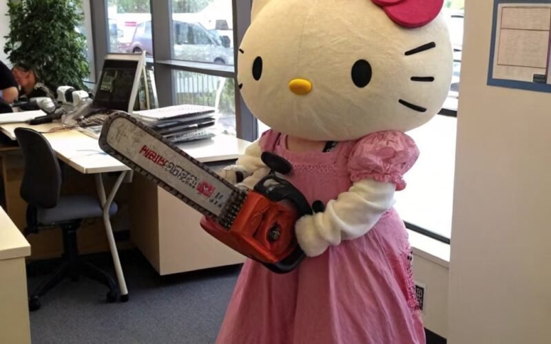 Como Hello Kitty con una motosierra en la oficina