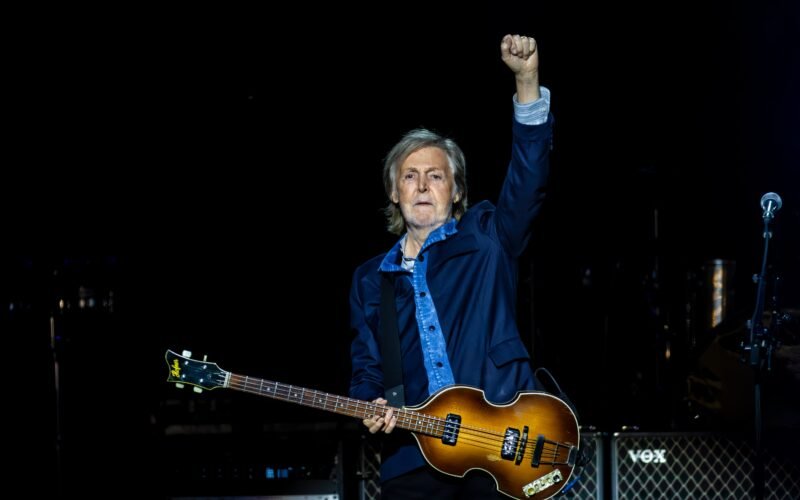 Paul McCartney y el barco de The Beatles que divisa tierras