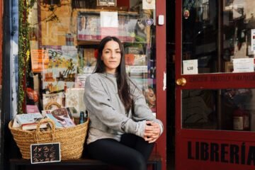 La librería de Lavapiés que además de vender libros los presta a quien más lo necesita