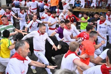 Primer encierro de San Fermín 2025 | Una multitud de corredores, caídas, cinco contusionados y un herido en el primer encierro con los veloces toros de Fuente Ymbro