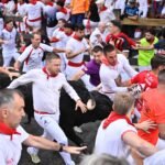Primer encierro de San Fermín 2025, en directo | Los Sanfermines arrancan con un encierro de 2 minutos y 37 segundos con muchas caídas de toros y corredores
