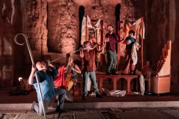 El sonido del Medievo grabado en las piedras: Nao d’amores lleva su teatro a las ruinas de un monasterio