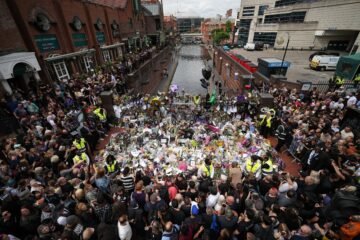 Miles de seguidores despiden a Ozzy Osbourne en su ciudad natal entre música y flores