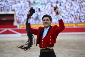 Guillermo Hermoso de Mendoza corta un rabo generoso y marca distancias