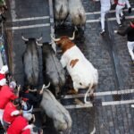 Sexto encierro de San Fermín | Multitudinario, emocionante y limpio sexto encierro de los toros de Escolar con el suelo mojado y el cartel de “No hay billetes” en el recorrido