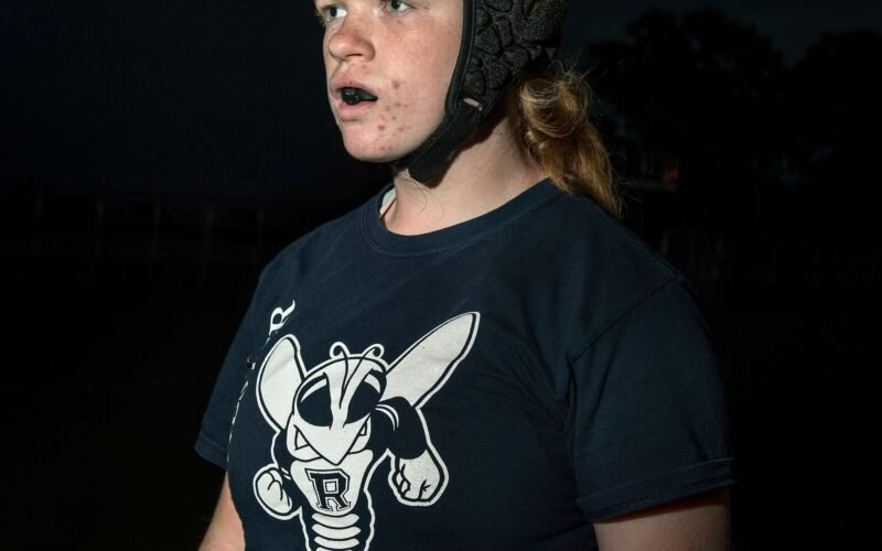 ‘The Bears’: Alejandra Carles-Tolrá desafía con sus fotos los estereotipos desde el campo de rugby