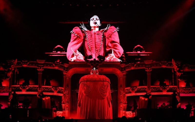 Baila o muere: Lady Gaga arrasa con una  tenebrosamente luminosa ópera pop en el Sant Jordi