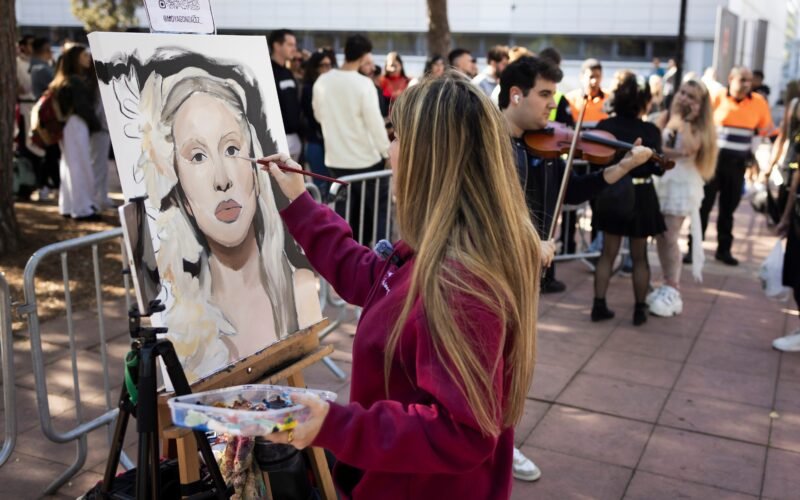 Una pintora, un violinista y centenares de fans en la cola para el concierto de Lady Gaga en Barcelona