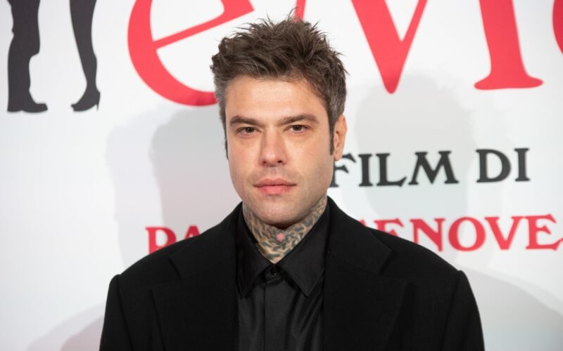 Fedez repasa los capítulos más difíciles de su vida en su biografía: del ‘Pandoro Gate’ de Chiara Ferragni a sus problemas conyugales y su cáncer