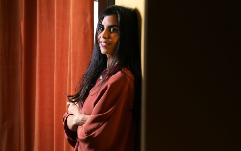 Bárbara Arena, escritora: “El rey Juan Carlos es una figura de la que sabemos todo y nada a la vez”