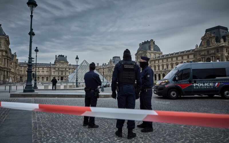 Robo en el Louvre: unos encapuchados se llevan ocho joyas de la Corona francesa con una radial