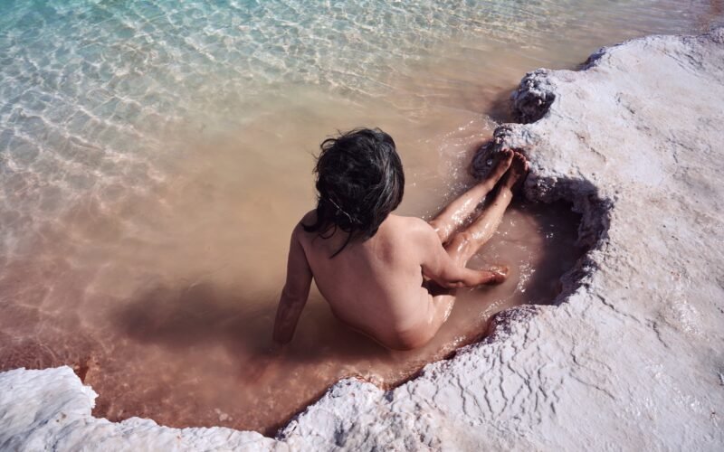 La fotografía de Maya Goded: violencia, sanación y una serpiente como símbolo de lo femenino