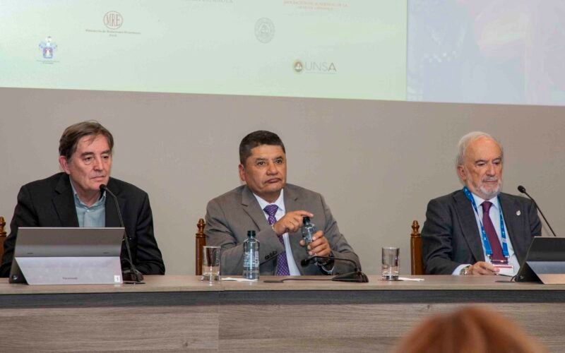 “¿Has visto que sigue la balacera de los españoles?”: la guerra entre el Cervantes y la RAE salta de lo personal a lo institucional