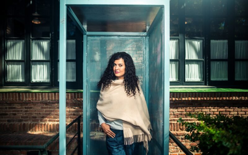 Aliyeh Ataei, escritora iraní: “Escribo sobre la violencia con frialdad porque crecí en ella”