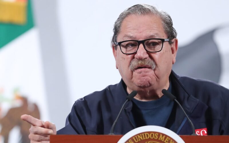 Taibo aviva la polémica en México: “Un poemario escrito por una mujer, horriblemente asqueroso de malo, no merece mandarlo a una biblioteca”