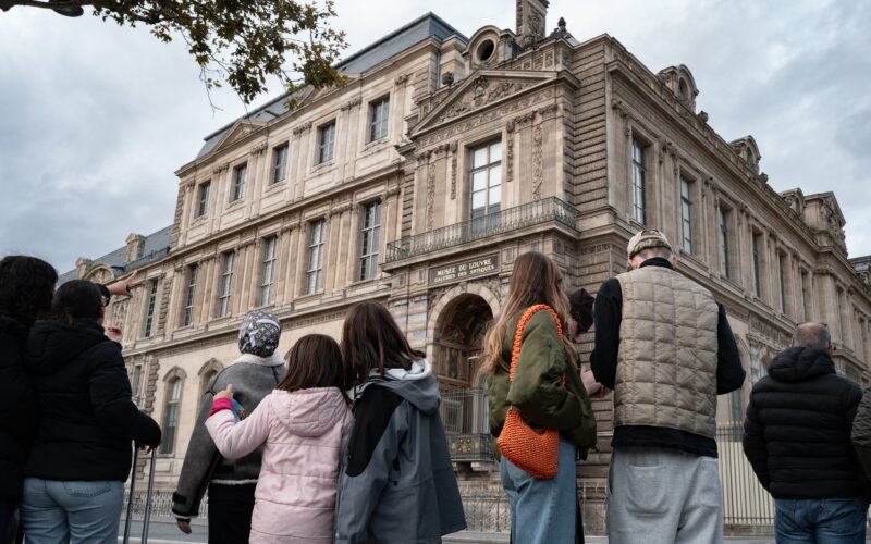La policía francesa detiene a otras cinco personas relacionadas con el robo de joyas del Louvre
