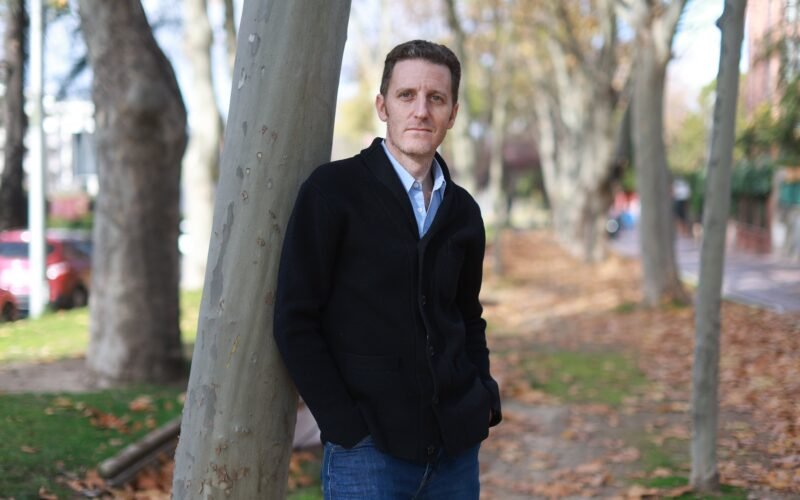 Jacobo Delgado, guionista de ‘Cuéntame’, se adentra desde un recorte de prensa en la historia de las primeras mujeres policías en España