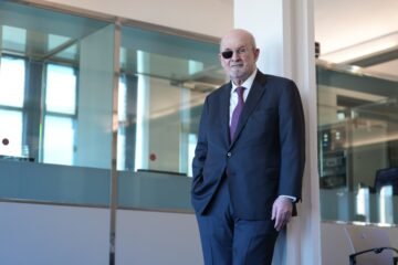 Salman Rushdie: “Oscuridad es la palabra que mejor define este presente”
