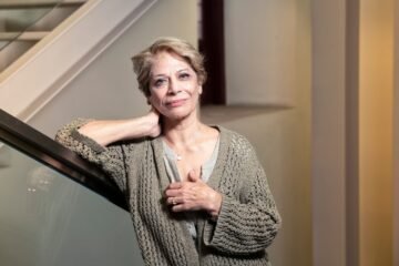 Parinoush Saniee, la escritora que convirtió el silencio de Irán en grito literario: “La gente se mantiene firme frente a las balas de este régimen brutal”