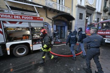 Un incendio destruye el histórico Teatro Sannazaro de Nápoles