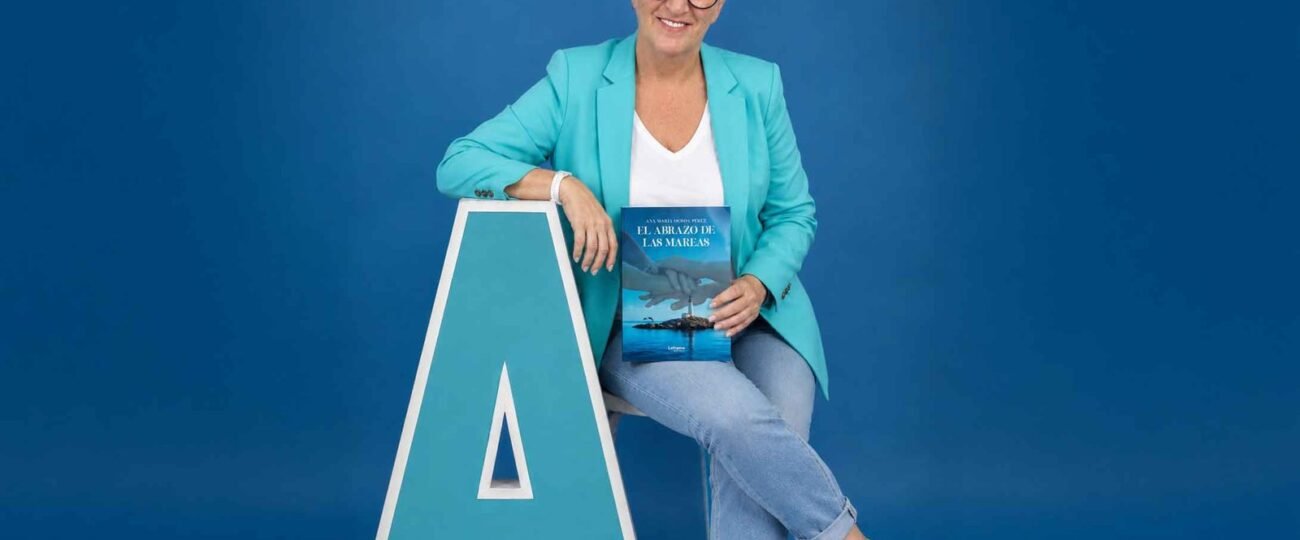 ANA MARÍA OCHOA PÉREZ PUBLICA ‘EL ABRAZO DE LAS MAREAS’, UNA MONUMENTAL NOVELA SOBRE LA MEMORIA, LAS MUJERES DEL MAR Y EL AMOR RECLAMADO