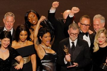 ‘Una batalla tras otra’ gana el duelo de los Oscar con seis premios en una gala ajena a la política y a la guerra