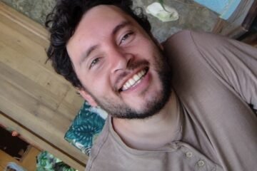 Con el ardor de los que regurgitan el paraíso