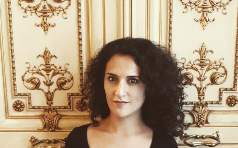 ‘La edad ridícula’, de Maryam Madjidi: chica de barrio se marea con el ascensor social