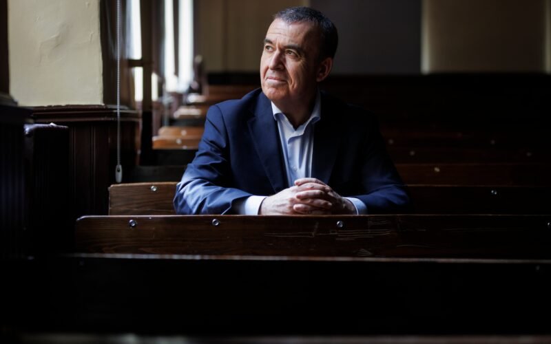 Lorenzo Silva recrea la vida del general Campins, fusilado por mantenerse leal a la República