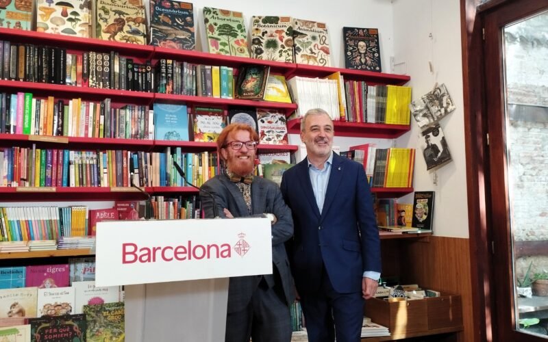 Barcelona destina 850.000 euros a un plan de apoyo a las librerías y llama a comprar en las de barrio