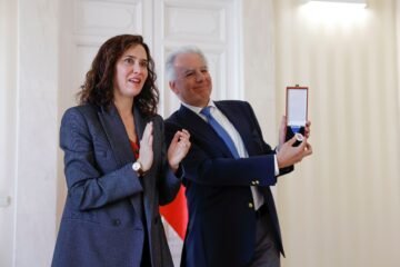 Álvaro Vargas Llosa recibe de manos de Ayuso un premio póstumo para su padre: “Por unos instantes lo devolvemos a la vida”