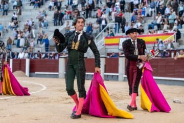 Curro Díaz, con una vuelta al ruedo, remonta con entrega el luto por su padre