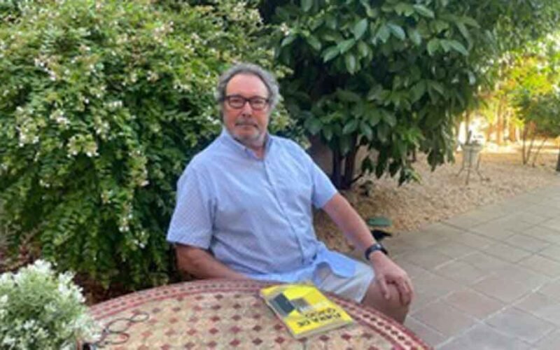 MAURO GONZÁLEZ HERNANDO DESAFÍA EL RITMO CONTEMPORÁNEO Y EL DOMINIO TECNOLÓGICO EN SU ENSAYO ‘FUERA DE QUICIO’