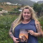 Carmen Sarabia Pérez transforma el dolor en fuerza con una obra que une la vida humana y la naturaleza salvaje