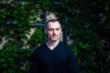 Jean-Baptiste Del Amo: “Más allá de las drogas, hoy somos adictos al móvil, a la IA, al porno, a las ‘apps’ de citas y a la juventud eterna”