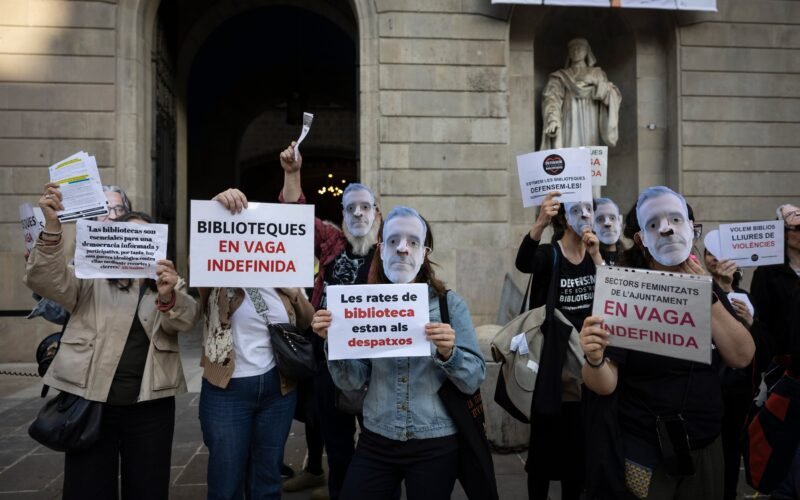Las bibliotecas de Barcelona convocan una huelga: “Estamos lejos de llegar a un acuerdo”