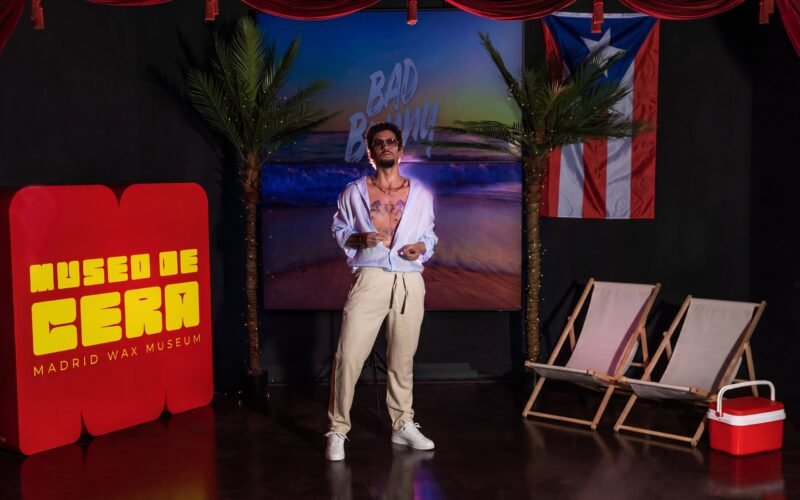 Brillante, tatuado y con una barba incrustada pelo a pelo: Bad Bunny ya ‘actúa’ cada día en el Museo de Cera de Madrid