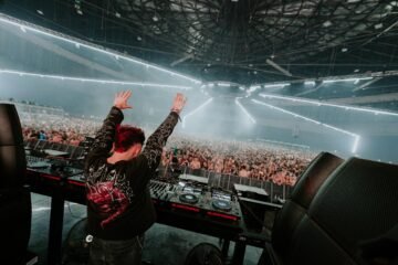Se tapan el rostro y bailan hasta reventar: así es el ‘hard techno’, el agitado estilo que engancha a los jóvenes españoles