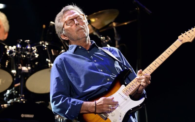 El momento en el que un vinilo impacta en Eric Clapton en el concierto de anoche en Madrid