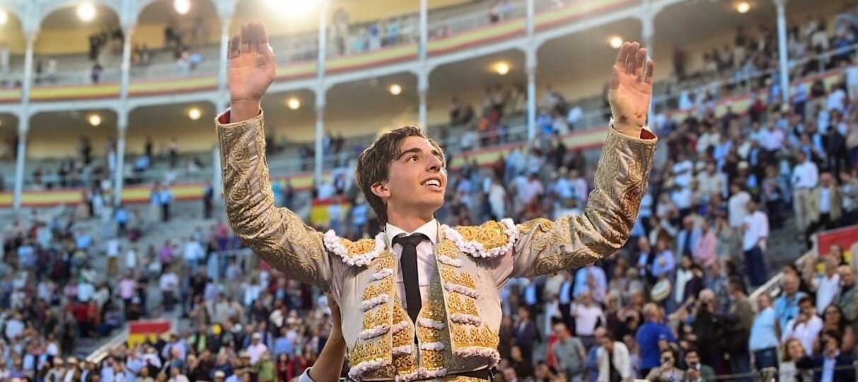Bulliciosa Puerta Grande para el novillero Julio Norte