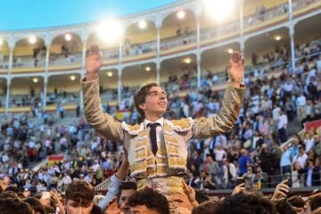 Bulliciosa Puerta Grande para el novillero Julio Norte