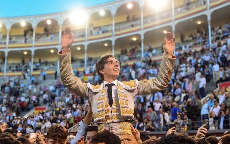 Bulliciosa Puerta Grande para el novillero Julio Norte