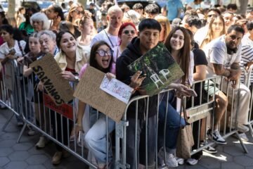 Barcelona recibe a Bad Bunny con un equipo de 500 personas para el ‘show’ y muchos fans: “Tengo mi ropa con los colores de Puerto Rico”