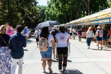 La Feria del Libro mantiene su pulso en una jornada marcada por la misa del Papa