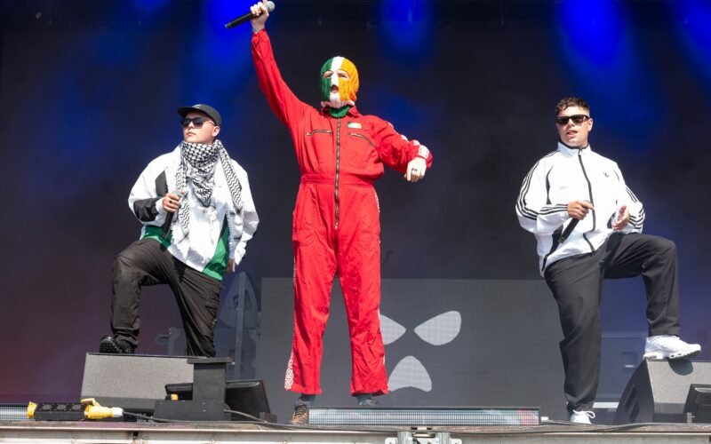 El rap furioso de Kneecap: “Lo que nos conecta con el público es la lucha compartida, la unidad con pueblos oprimidos”