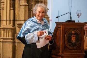 Margaret Atwood, escritora: “Una sociedad que ya no puede pensar con claridad se dirige al precipicio”