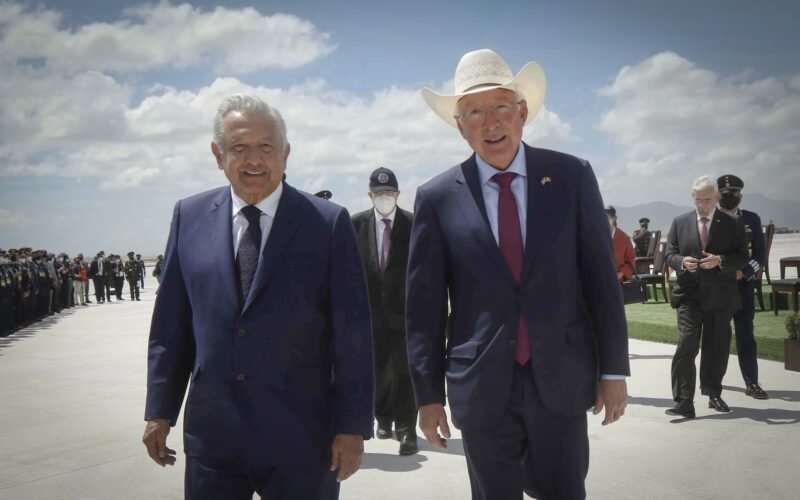 El exembajador Ken Salazar revela cómo López Obrador condicionó a EE UU el freno a la migración a la inversión en sus obras de infraestructura